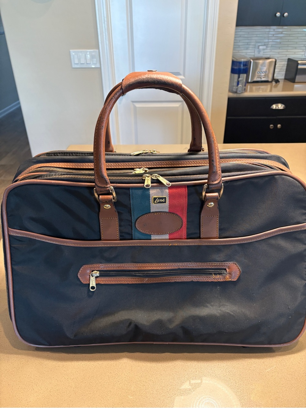 Vintage Lark expandable carry on suite case Black with 3 sections